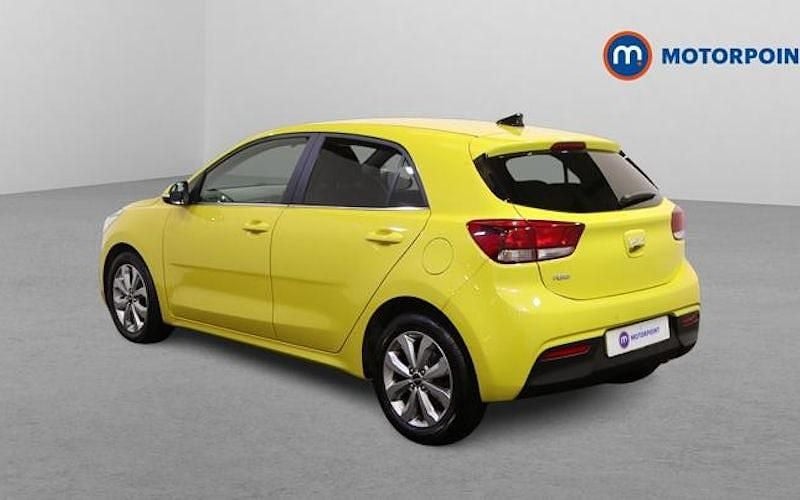 Used Kia Rio 120 HP (88 kW) 2021 Yellow Hatchback
