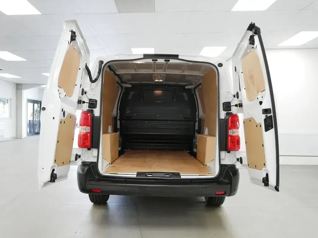 Used Vauxhall Vivaro 120 HP (88 kW) 2025 White MPV