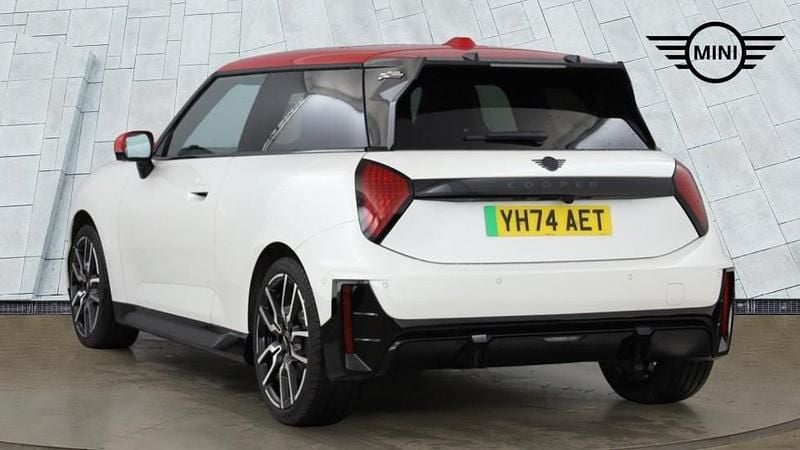Begagnad Mini Cooper Hatch 133 kW (181 HK) 2024 Vit Halvkombi