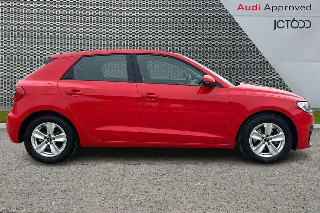 Used Audi A1 Comfort 88 HP (64 kW) 2023 Red SUV