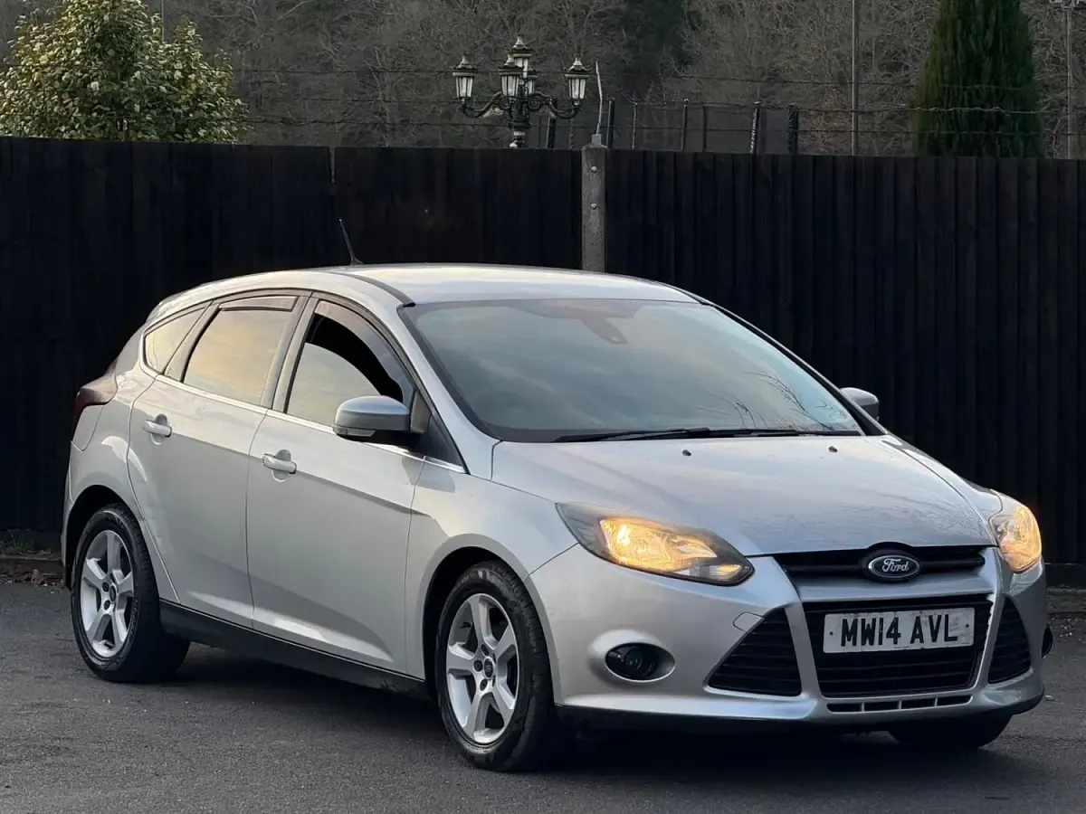 Używany Ford Focus Zetec 2014 Srebrny Hatchback