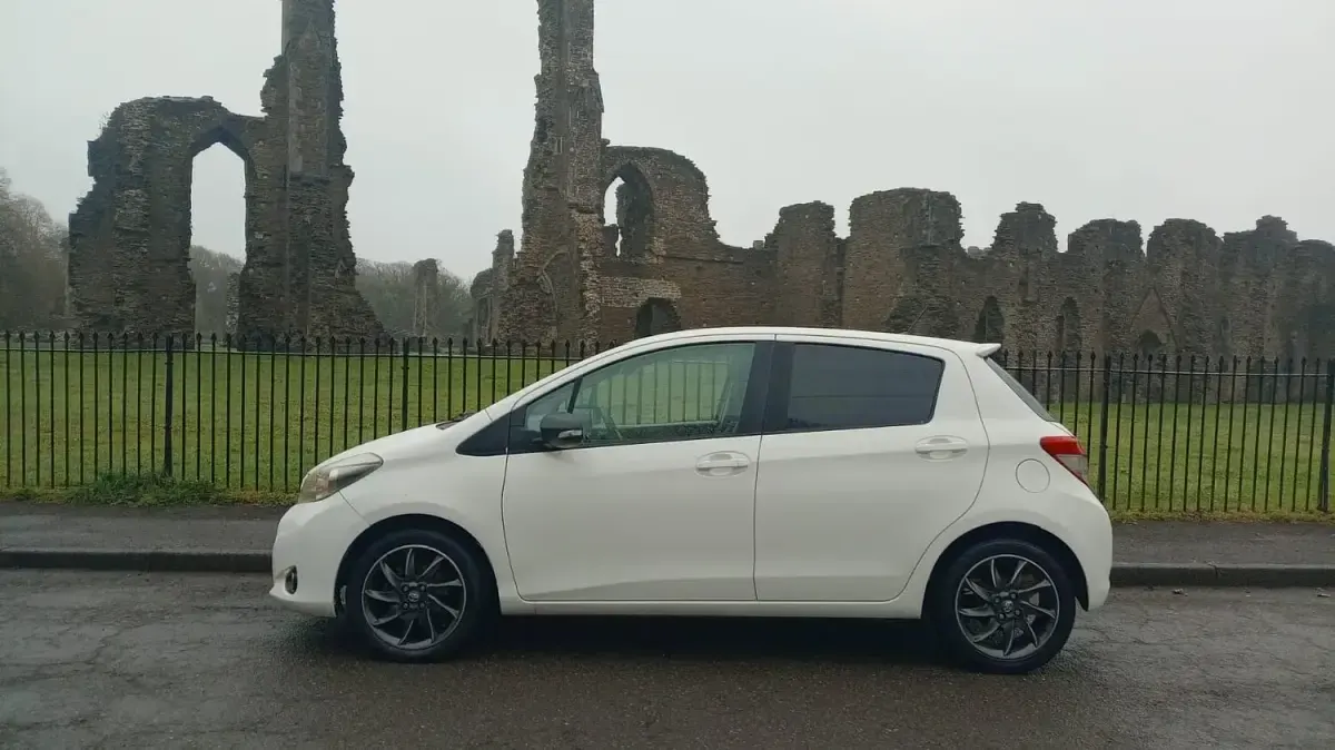 Used Toyota Yaris Trend 101 HP (74 kW) 2012 White Hatchback