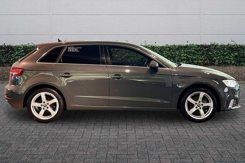 Begagnad Audi A3 Sport 150 HK (110 kW) 2021 Grå Sedan