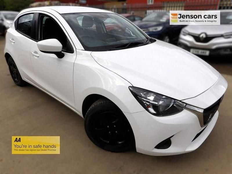 Used Mazda 2 75 HP (55 kW) 2016 White Hatchback