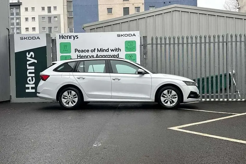 Used Skoda Octavia SE Technology 114 HP (83 kW) 2023 White Estate