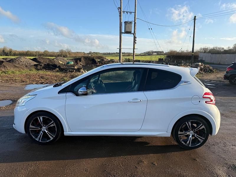 Used Peugeot 208 GTi 200 HP (147 kW) 2014 White Hatchback