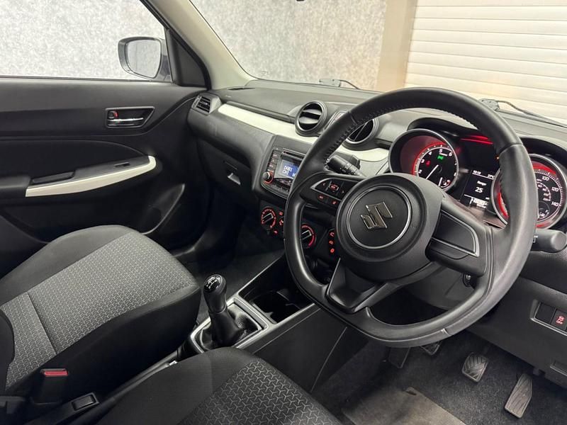 Used Suzuki Swift SZ3 90 HP (66 kW) 2020 White Hatchback