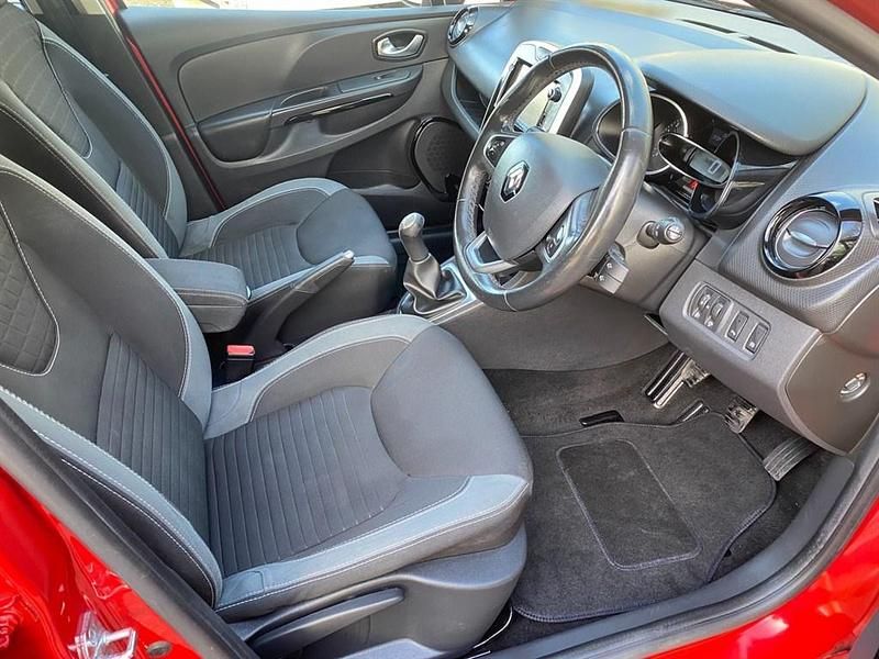 Used Renault Clio IV Dynamique 90 HP (66 kW) 2016 Red Hatchback