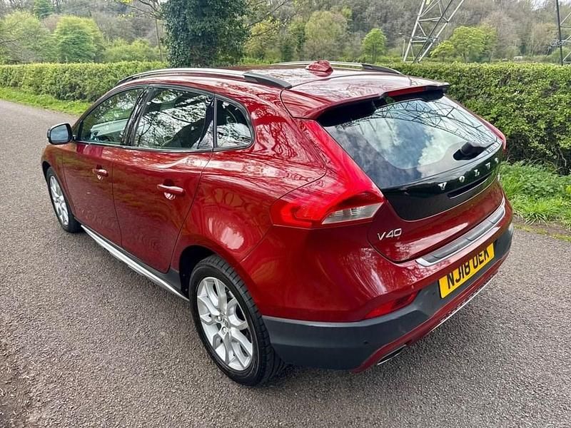 Używany Volvo V40 Pro 120 KM (88 kW) 2018 Czerwony Hatchback