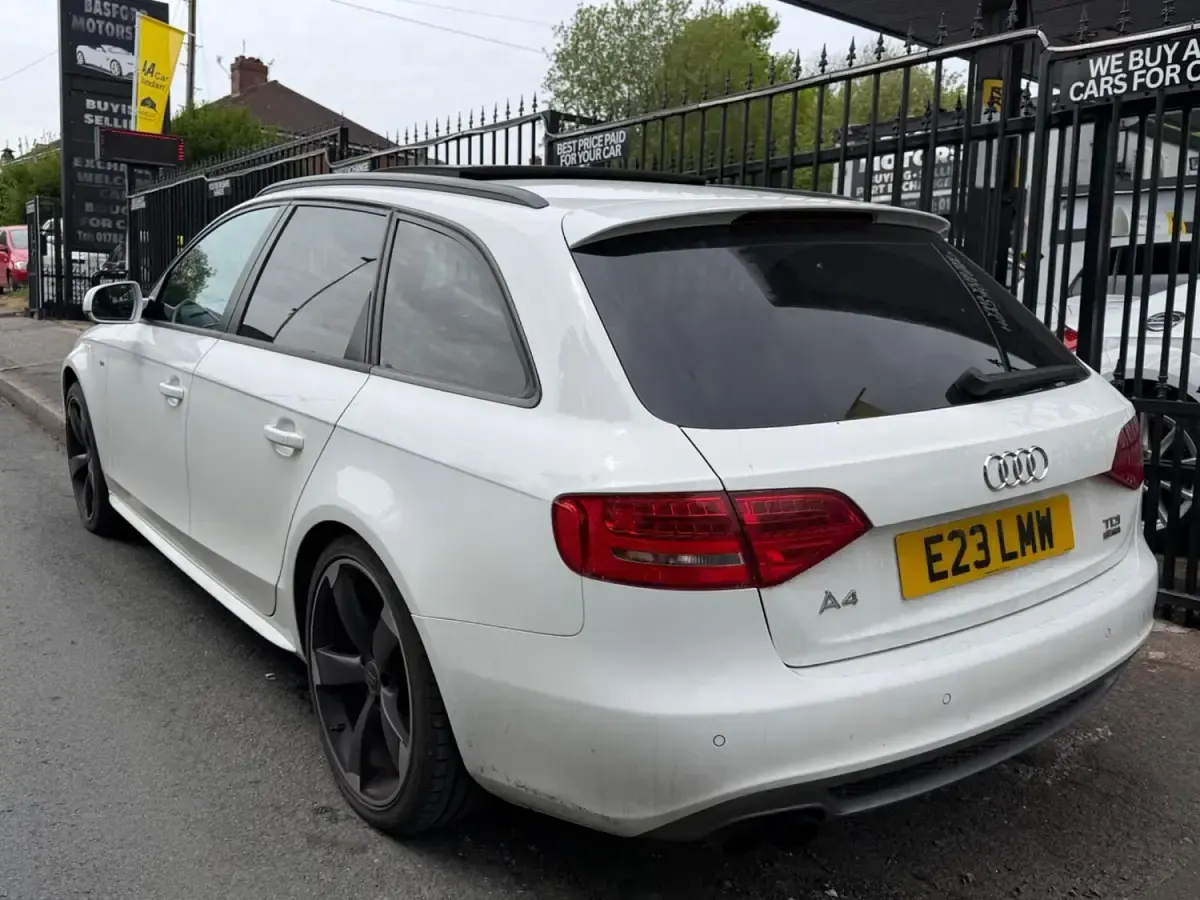 Begagnad Audi A4 Black Edition 136 HK (100 kW) 2011 Vit Kombi