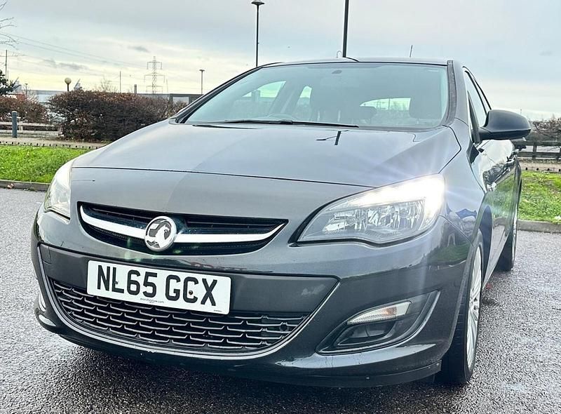 Used Vauxhall Astra Excite 100 HP (73 kW) 2015 Black Hatchback