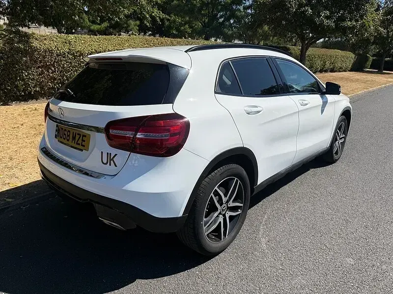Used Mercedes GLA180 Urban 122 HP (89 kW) 2019 White SUV