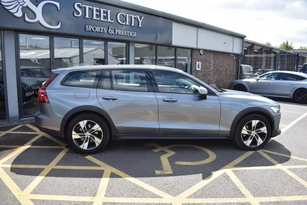 Usado Volvo V60 CC Plus 2019 Gris Familiar