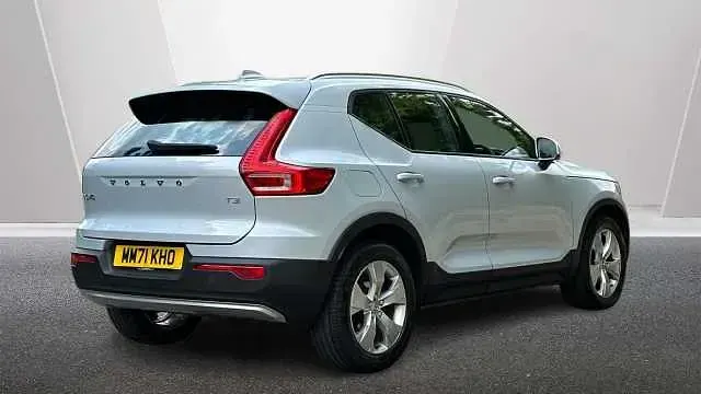 Usado Volvo XC40 Momentum 163 HP (119 kW) 2022 Prateado SUV