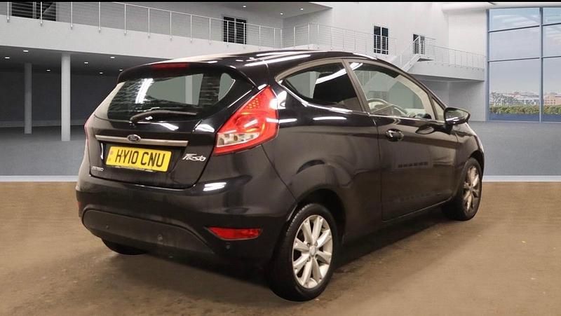 Usado Ford Fiesta Zetec 82 HP (60 kW) 2010 Preto Citadino