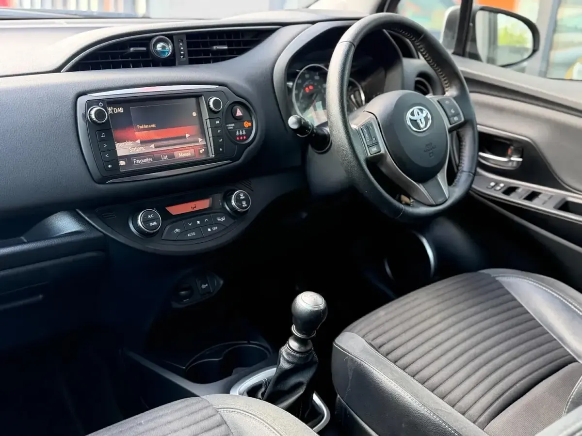 Second-hand Toyota Yaris 99 CP (72 kW) 2015 Argintiu Hatchback