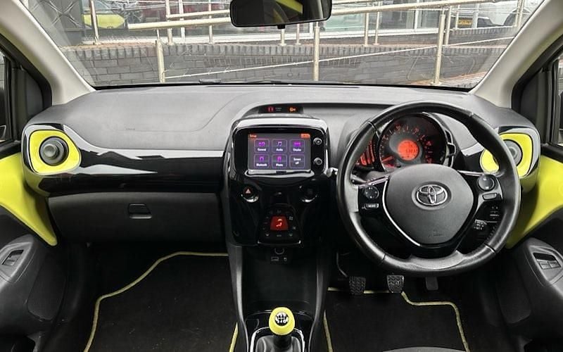 Used Toyota Aygo X-cite 69 HP (50 kW) 2016 Yellow Hatchback