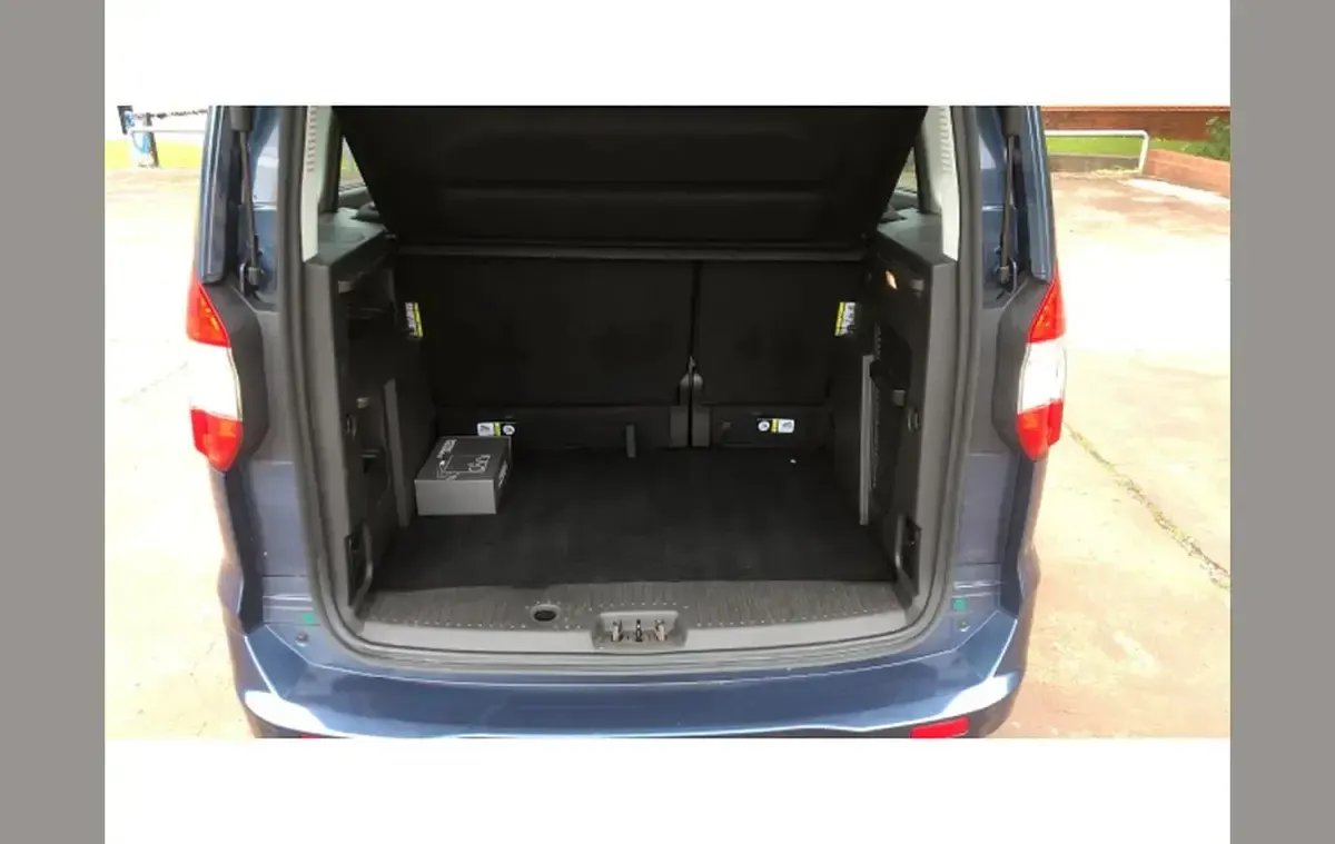 Used Ford Tourneo Courier Zetec 99 HP (72 kW) 2019 Blue MPV