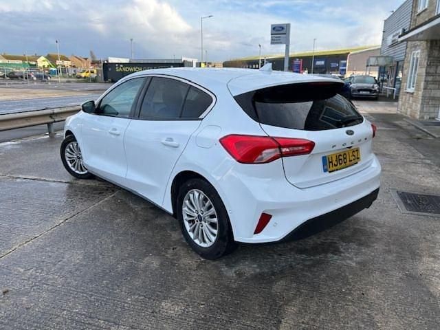 Used Ford Focus Titanium 125 HP (91 kW) 2018 Frozen white Hatchback