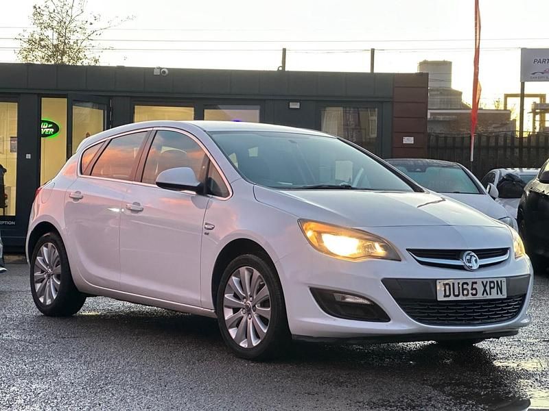 White Used 2015 Vauxhall Astra Hatchback | £4,990 (Super price) - Image 1/4