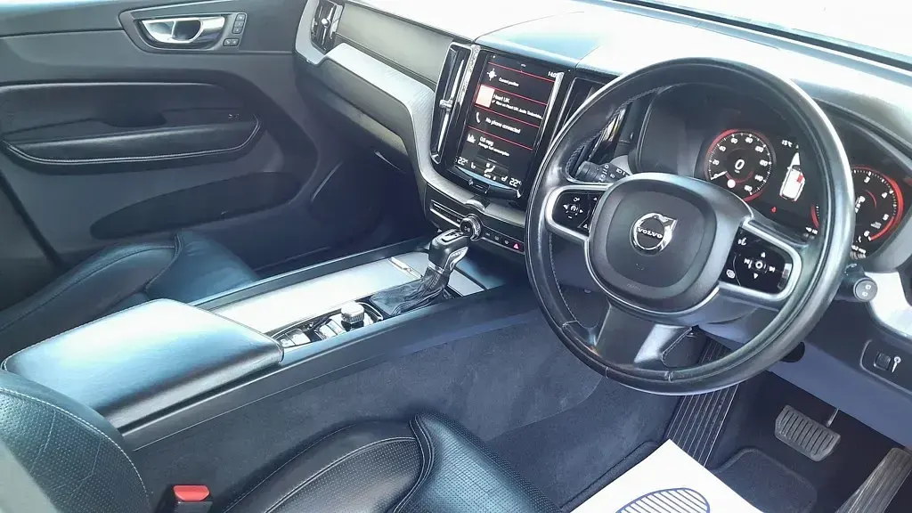 Used Volvo XC60 Inscription 235 HP (172 kW) 2018 White SUV