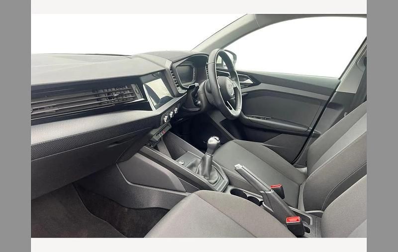 Used Audi A1 Design 95 HP (69 kW) 2023 White SUV