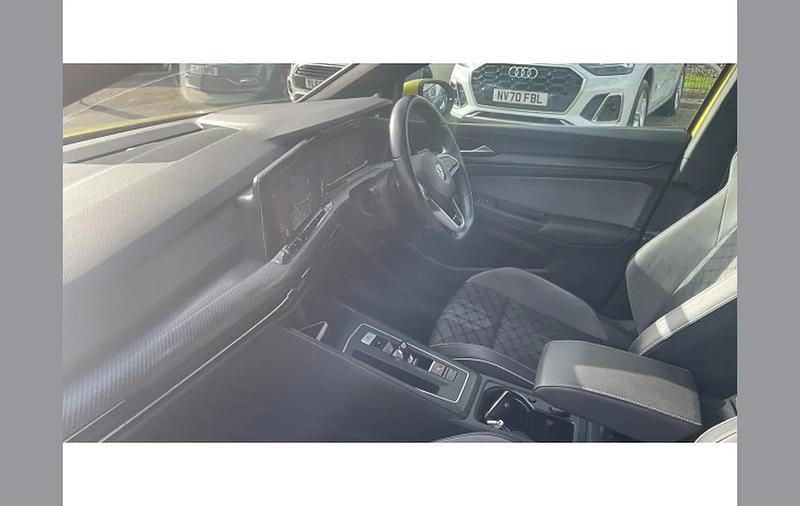 Begagnad VW Golf VIII R-line 147 HK (108 kW) 2021 Gul Halvkombi