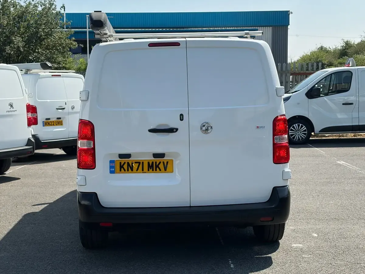 Used Vauxhall Vivaro 100 HP (73 kW) 2021 White MPV