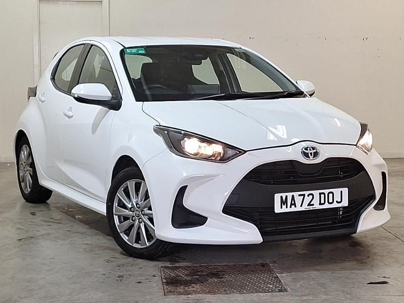 White Used 2022 Toyota Yaris Hybrid Hatchback | £16,498 (Fair price) - Image 1/4