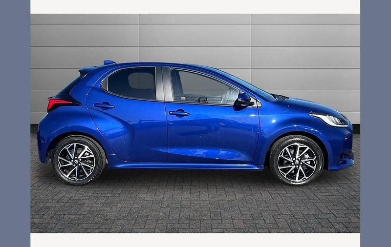 Used Toyota Yaris Hybrid Design 116 HP (85 kW) 2023 Blue Hatchback