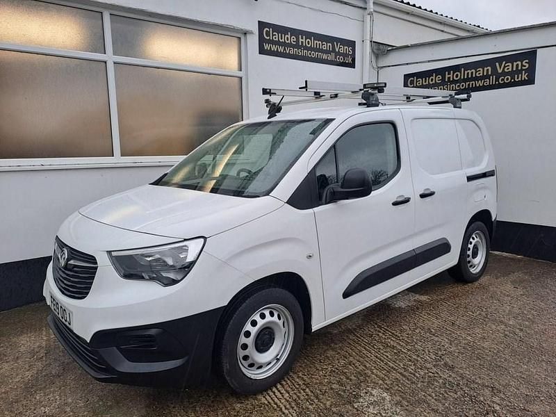Second-hand Vauxhall Combo Edition 100 CP (73 kW) 2019 Alb Van