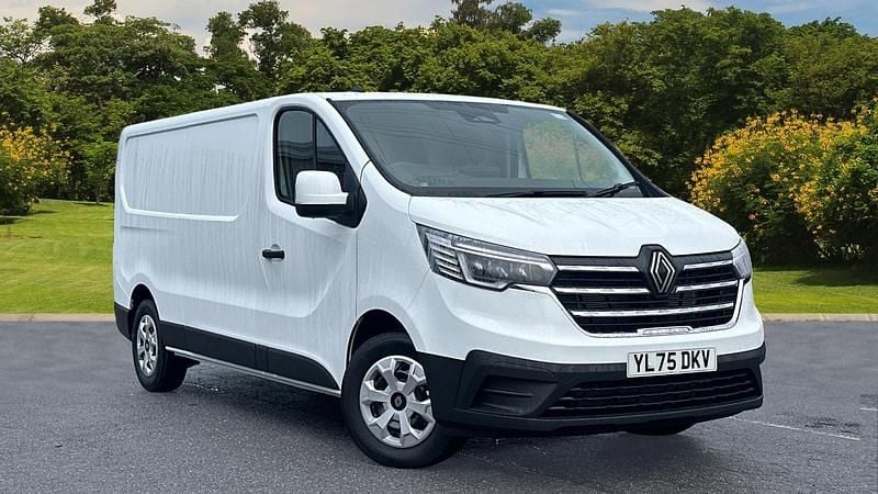 Solid glacier white New 2025 Renault Trafic MPV | £23,400 (Super price) - Image 1/3