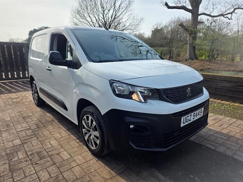 Begagnad Peugeot Partner Premium 100 HK (73 kW) 2021 Vit Minibuss
