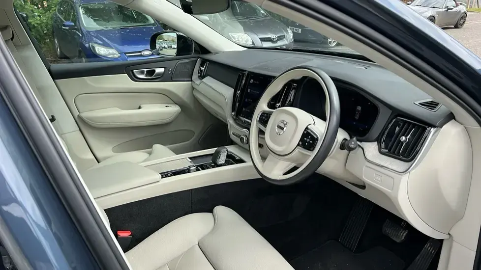 Used Volvo XC60 Plus 197 HP (144 kW) 2023 Blue SUV