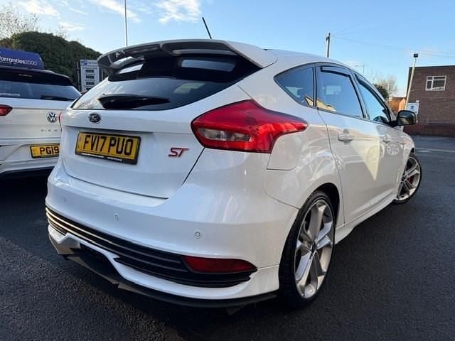 Used Ford Focus ST 250 HP (183 kW) 2017 White Hatchback