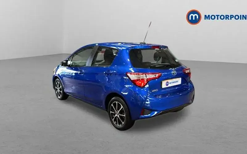 Used Toyota Yaris Hybrid 101 HP (74 kW) 2019 Blue Hatchback