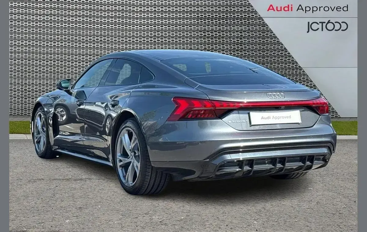 Usado Audi e-tron GT quattro Comfort 384 kW (523 HP) 2023 Cinzento Sedan