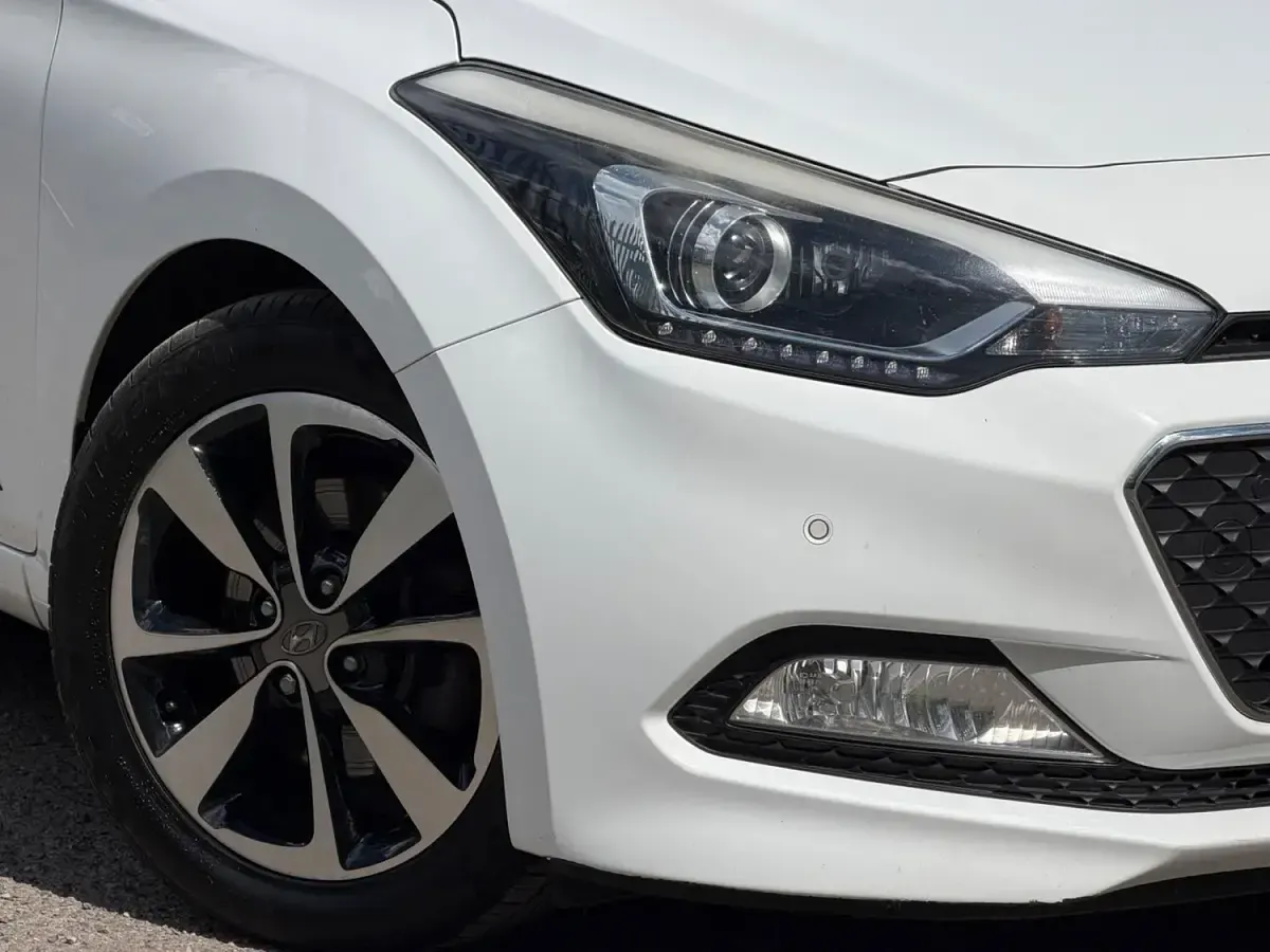 Used Hyundai i20 Premium SE 90 HP (66 kW) 2015 White Hatchback