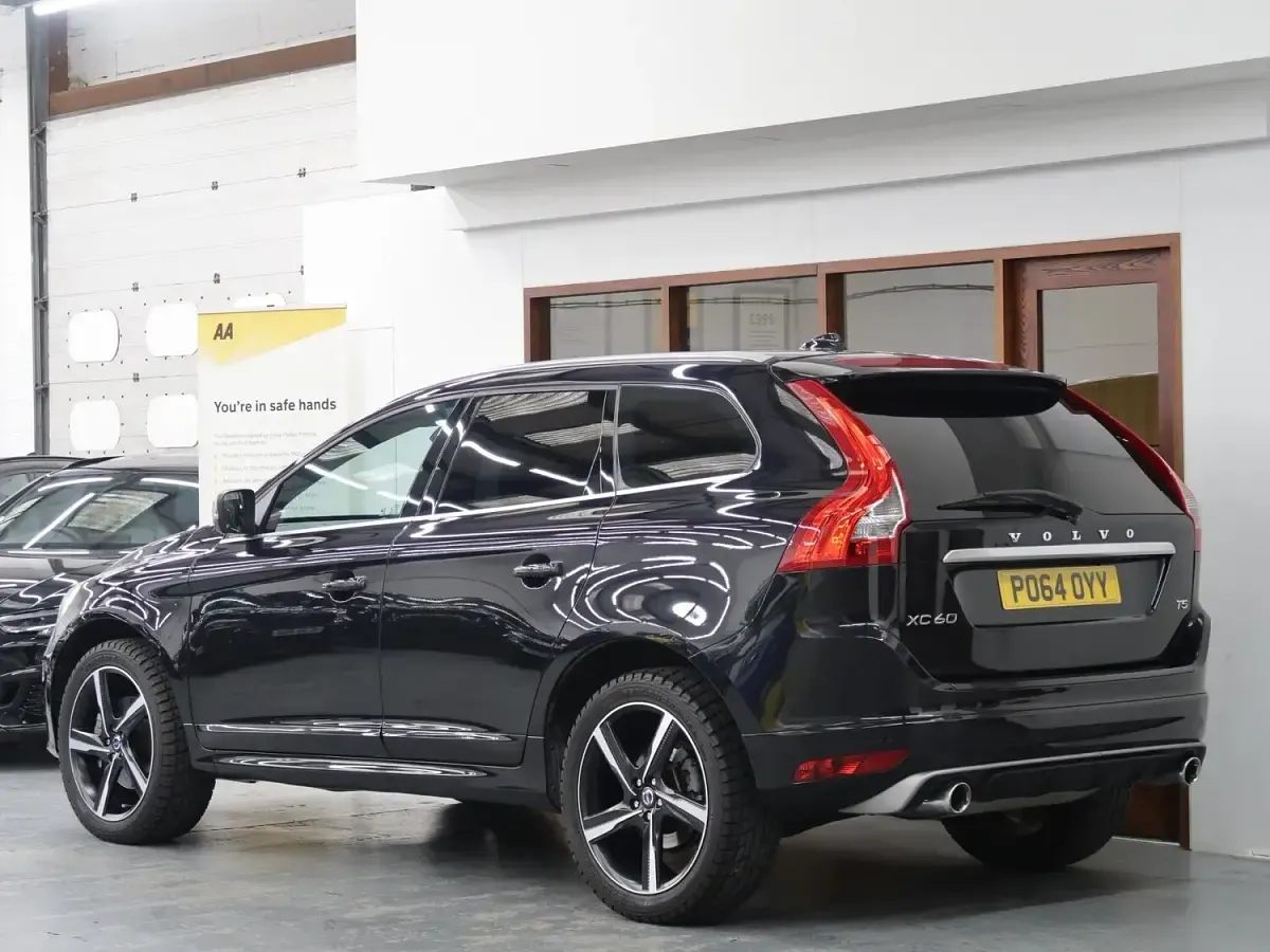 Used Volvo XC60 R-Design 245 HP (180 kW) 2015 Black SUV