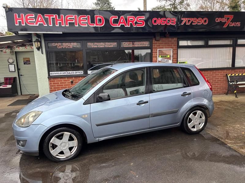 Usado Ford Fiesta Zetec 80 HP (58 kW) 2006 Azul Citadino