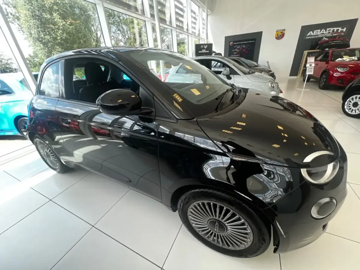 Używany Fiat 500e 86 kW (118 KM) 2024 Czarny Hatchback