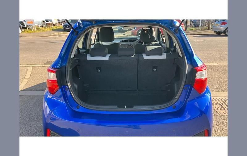 Used Toyota Yaris Hybrid 101 HP (74 kW) 2019 Blue Hatchback