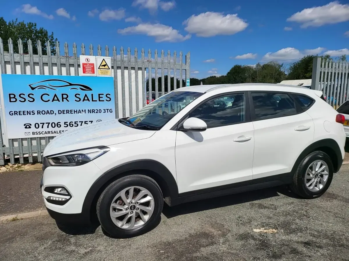 Used Hyundai Tucson SE 116 HP (85 kW) 2017 White SUV