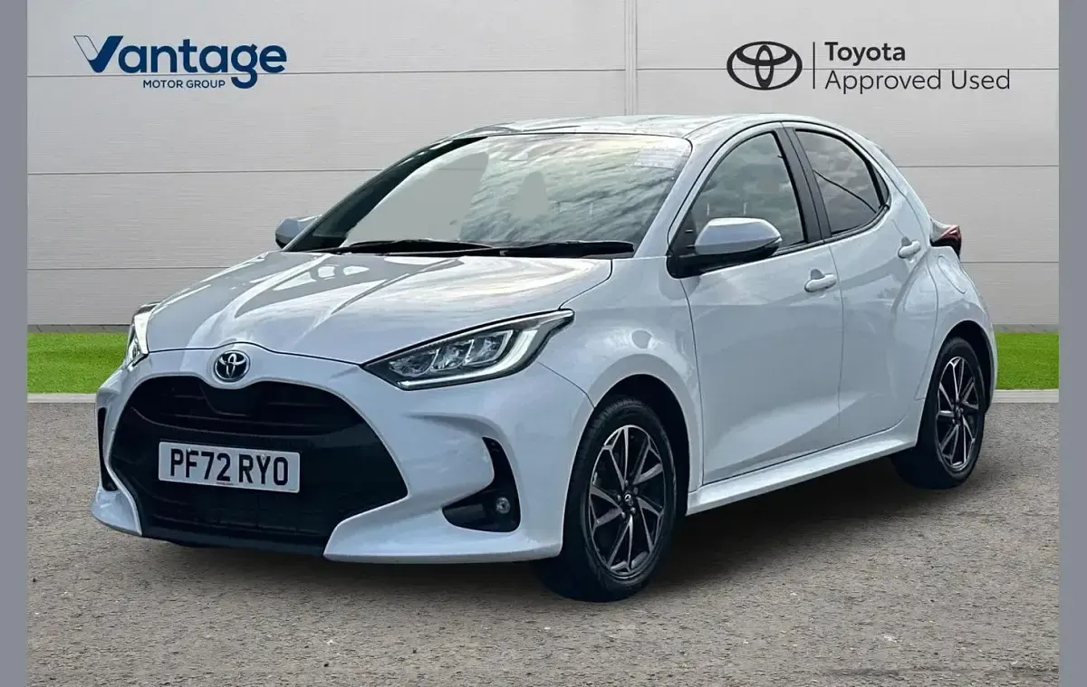 Used Toyota Yaris Design 113 HP (83 kW) 2023 White Hatchback