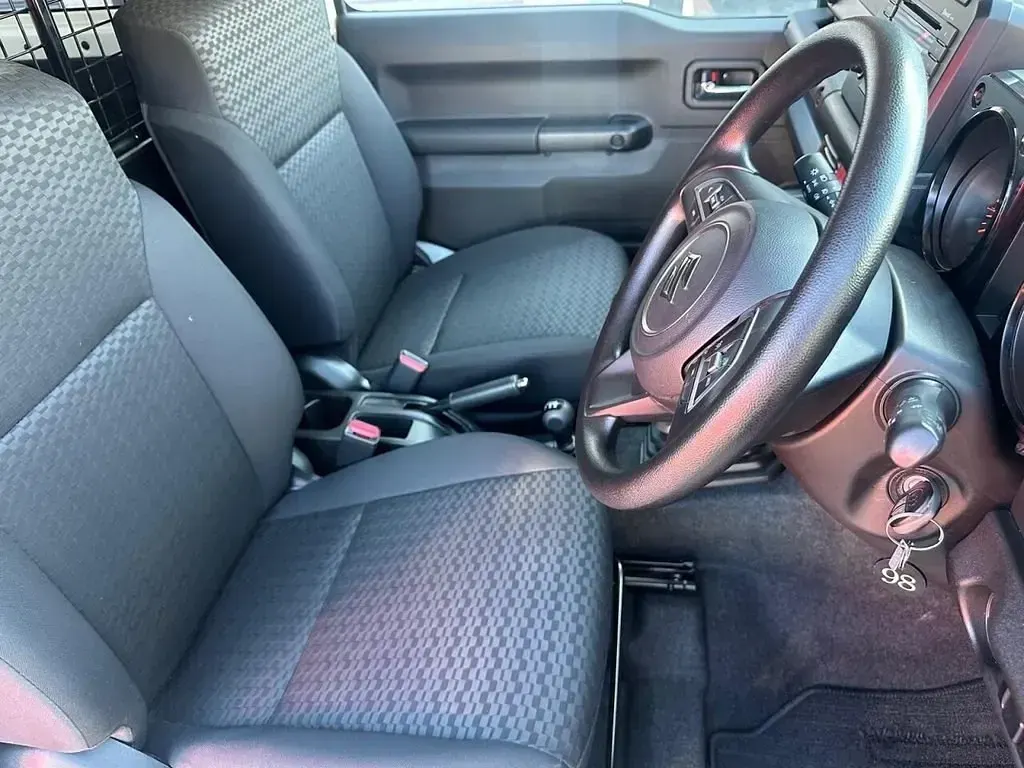 Używany Suzuki Jimny 101 KM (74 kW) 2024 Biały SUV