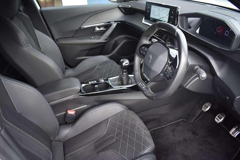 Used Peugeot 2008 Premium 129 HP (94 kW) 2021 White SUV