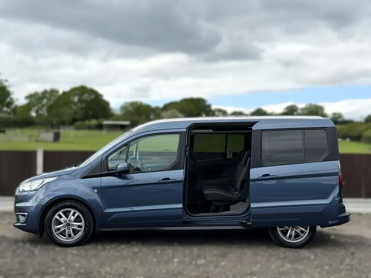 Used Ford Grand Tourneo Connect Titanium 120 HP (88 kW) 2020 Blue MPV