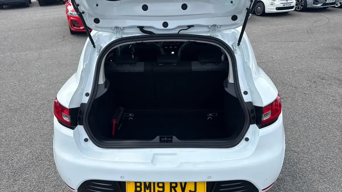 Used Renault Clio Iconic 76 HP (55 kW) 2019 White Hatchback