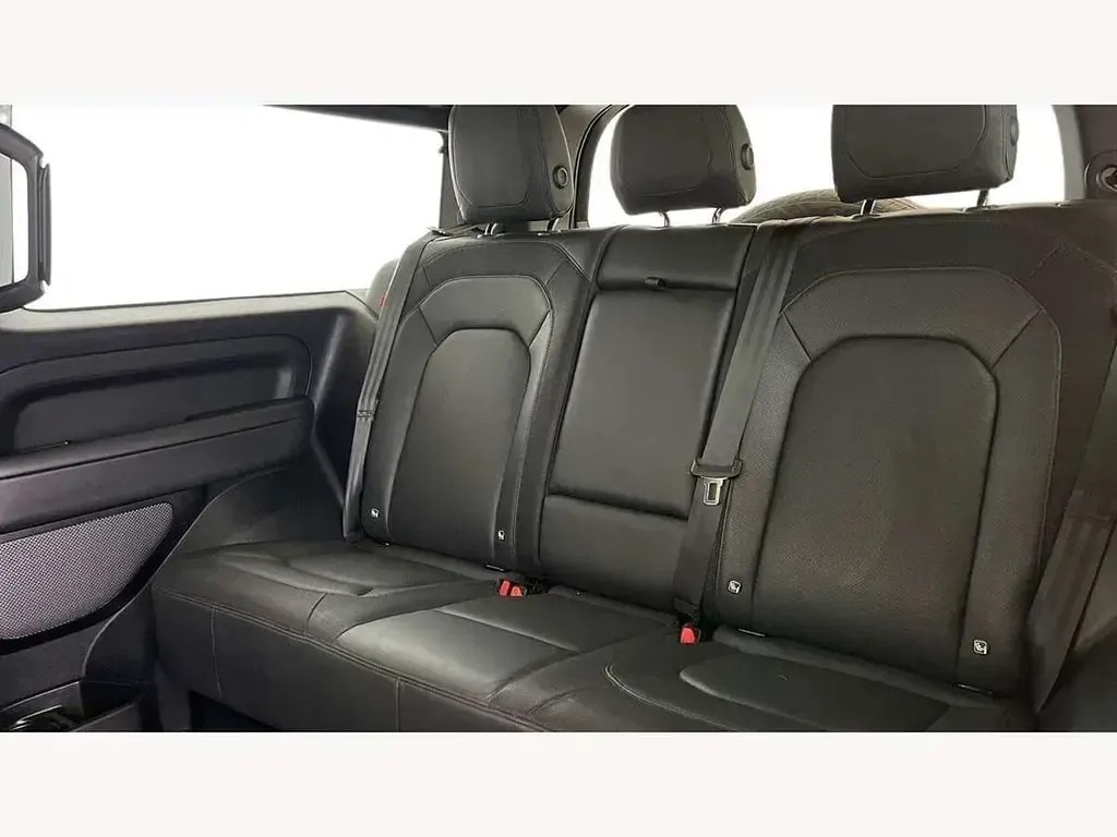 Usado Land Rover Defender HSE Dynamic 249 HP (183 kW) 2022 Preto SUV