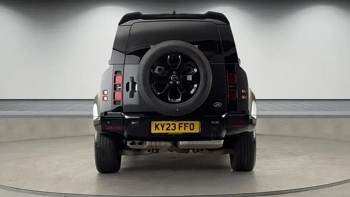Used Land Rover Defender HSE Dynamic 250 HP (183 kW) 2023 Carpathian grey SUV